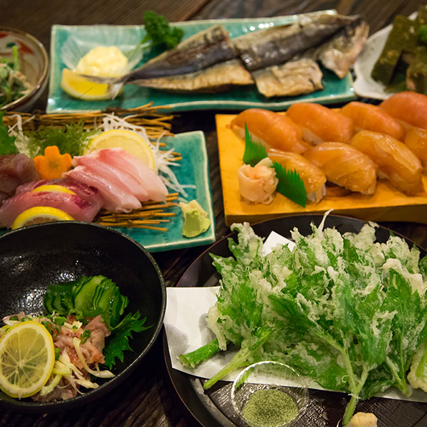 島の郷土料理に舌鼓