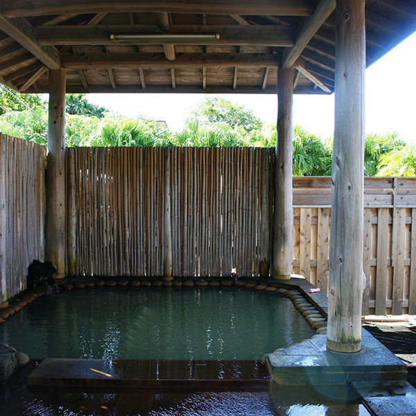 半露天も人気の樫立温泉<br />
「ふれあいの湯」