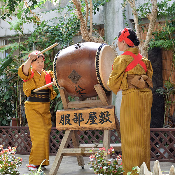 服部屋敷跡での八丈島の<br />
郷土芸能鑑賞